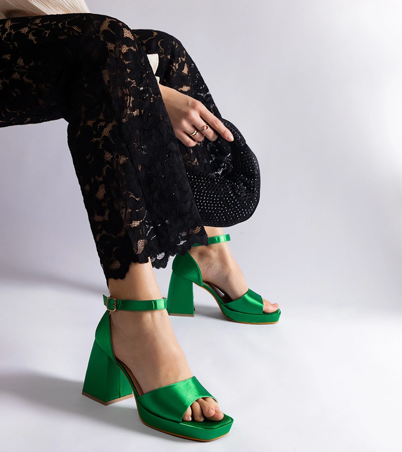 Zöld szatén szandál vastag sarokkal Saucedo