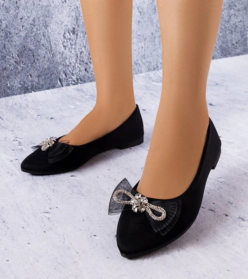 Fekete szatén szalagokkal és cirkóniákkal díszített LaGarde balerinák