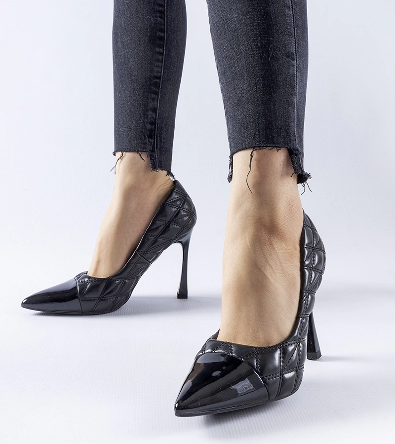 Czarny pikowany szpilki Benito - Fekete pikézett Benito tűsarkú cipő