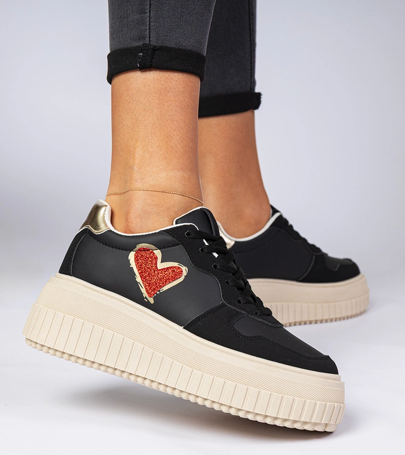 Fekete női tornacipő csillogó szívecskével Laira