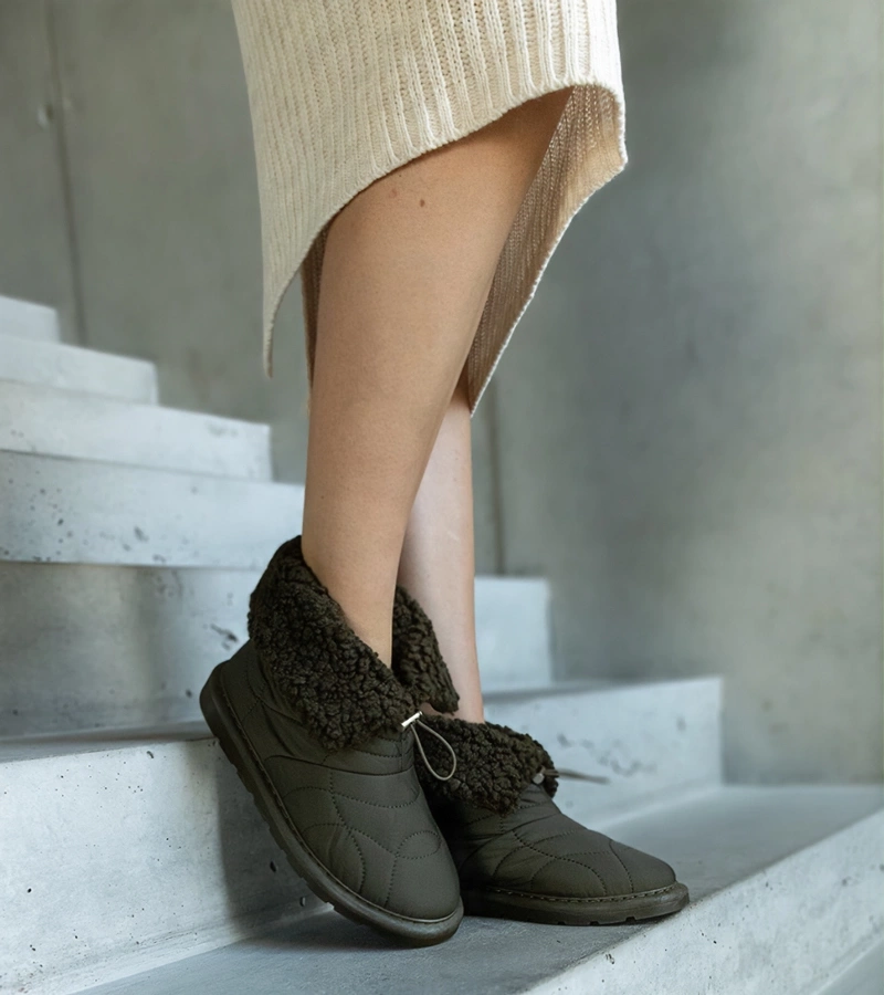 Zöld bélelt hócipő Caellita húzózsinórral.