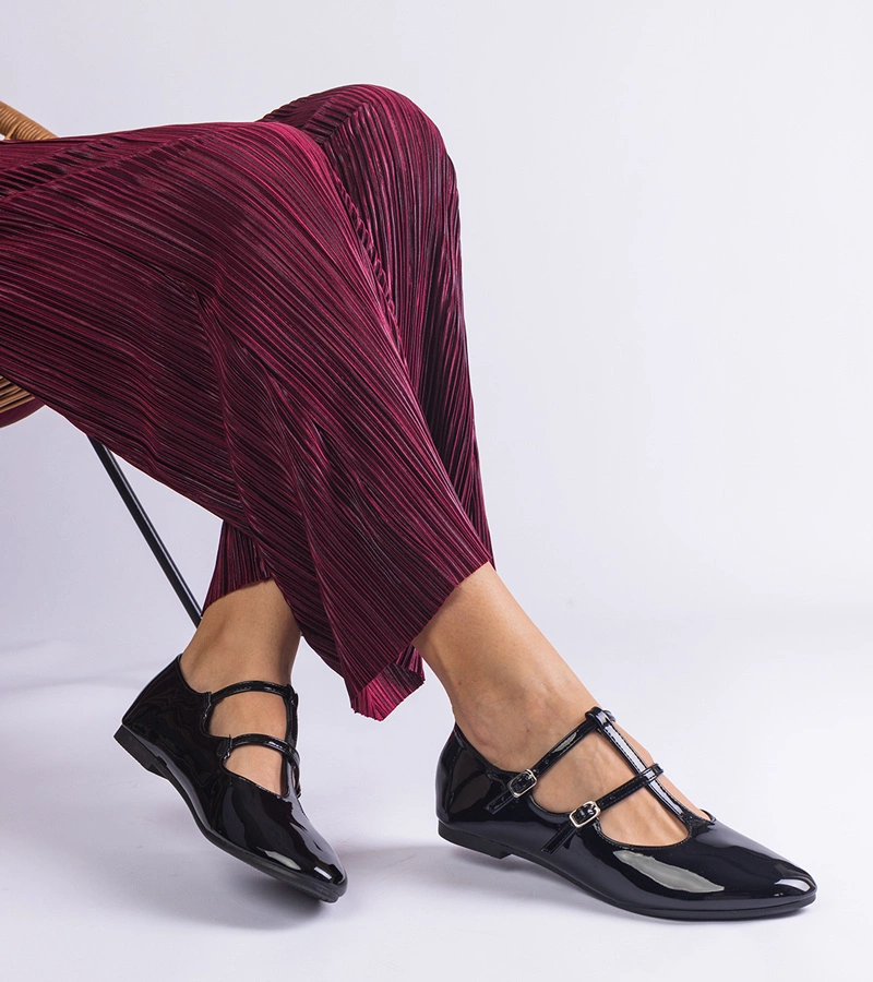 Fekete lakkozott balerinacipők csattal Marinos