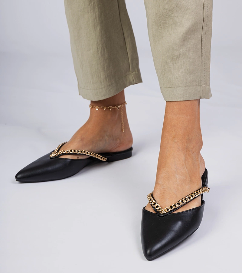 Fekete elegáns lánccal díszített papucs Gerita