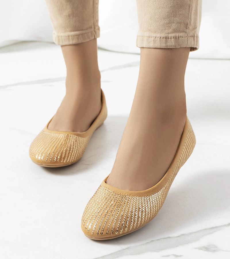 Hirane csillogó díszekkel díszített barna balerinák