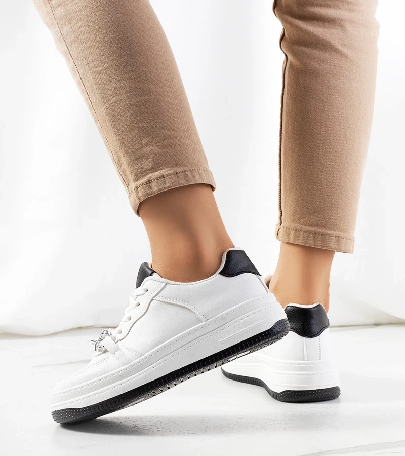 Fehér cipők láncocskával Maring