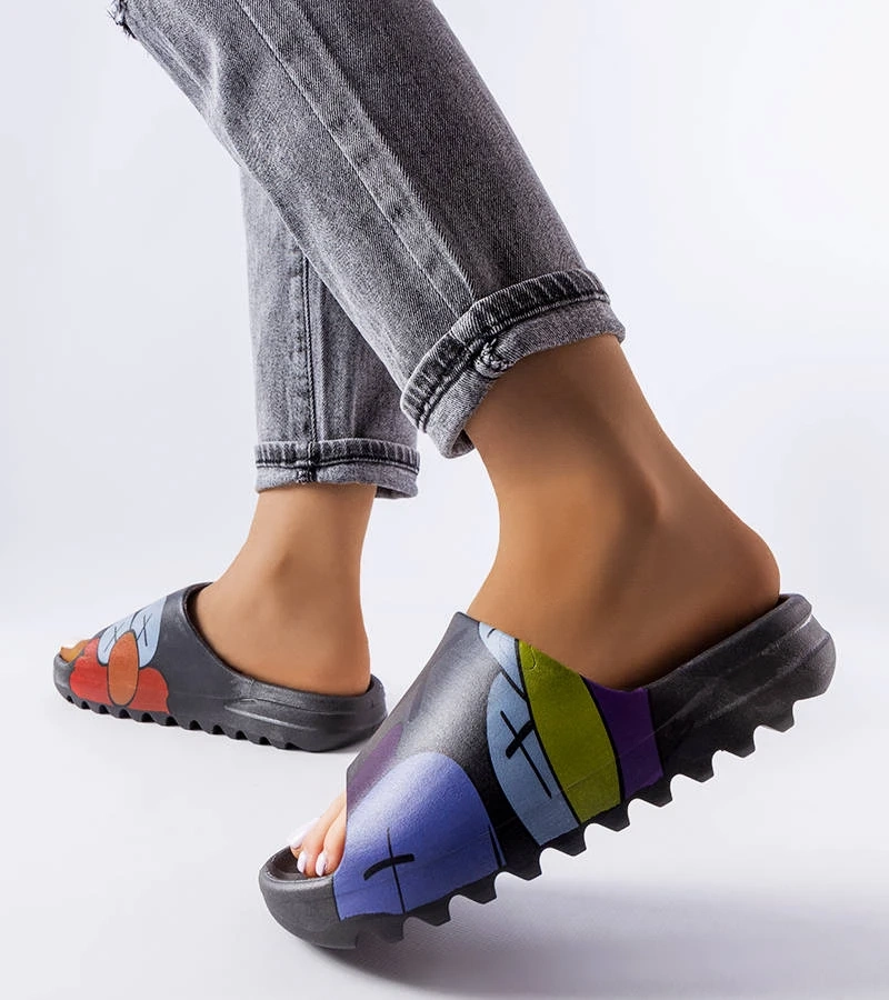 Fekete papucs futófelülettel és Lindale nyomtatással