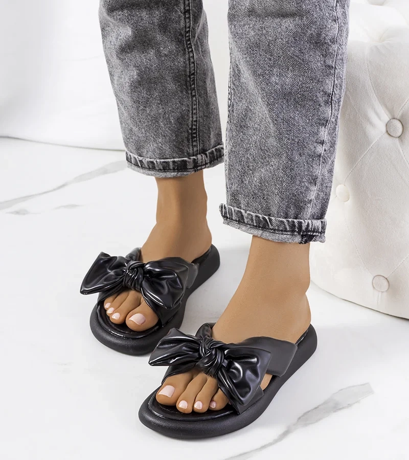 Fekete masnival díszített papucs Roio