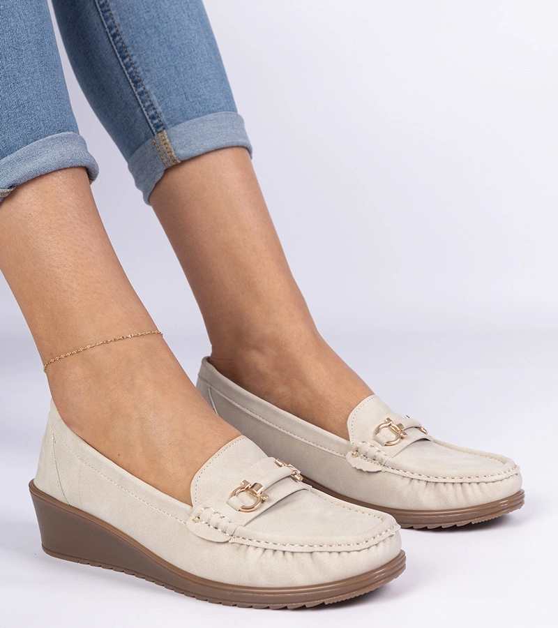 Sambada matt kivitelű női bézs mokaszinok ékkel