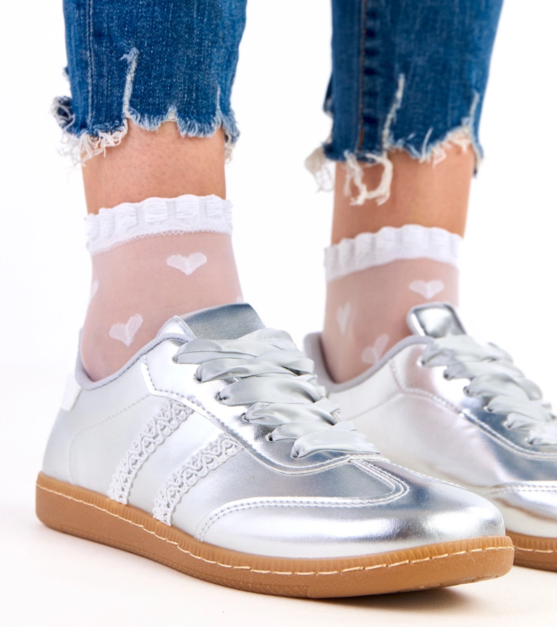 Ezüst női tornacipő szatén fűzővel Madres