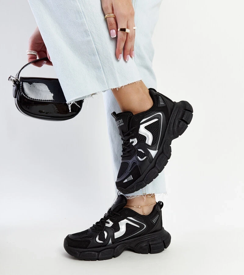 Fekete Jakobine masszív talpú tornacipők