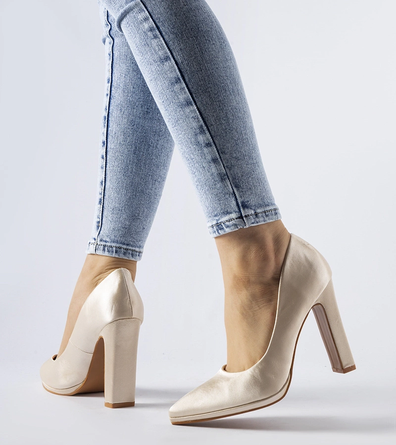 Rivers bézs szatén sarokcipők