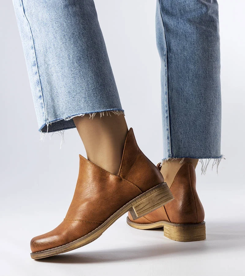 Barna bokacsizma Lacombeval, szabálytalan szárral.