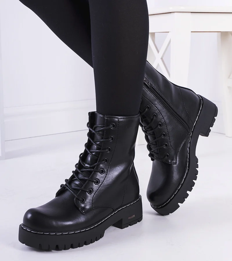 Fekete csizma fehér cérnával Rebeca