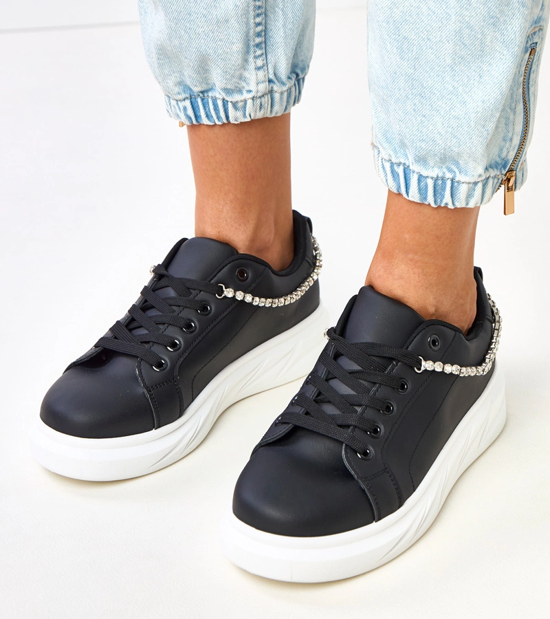 Fekete platformos tornacipő díszes lánccal Tina