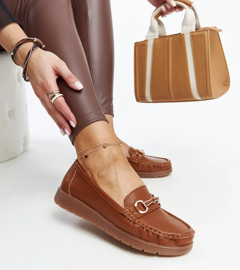 Anisah barna csatokkal ellátott mokaszin