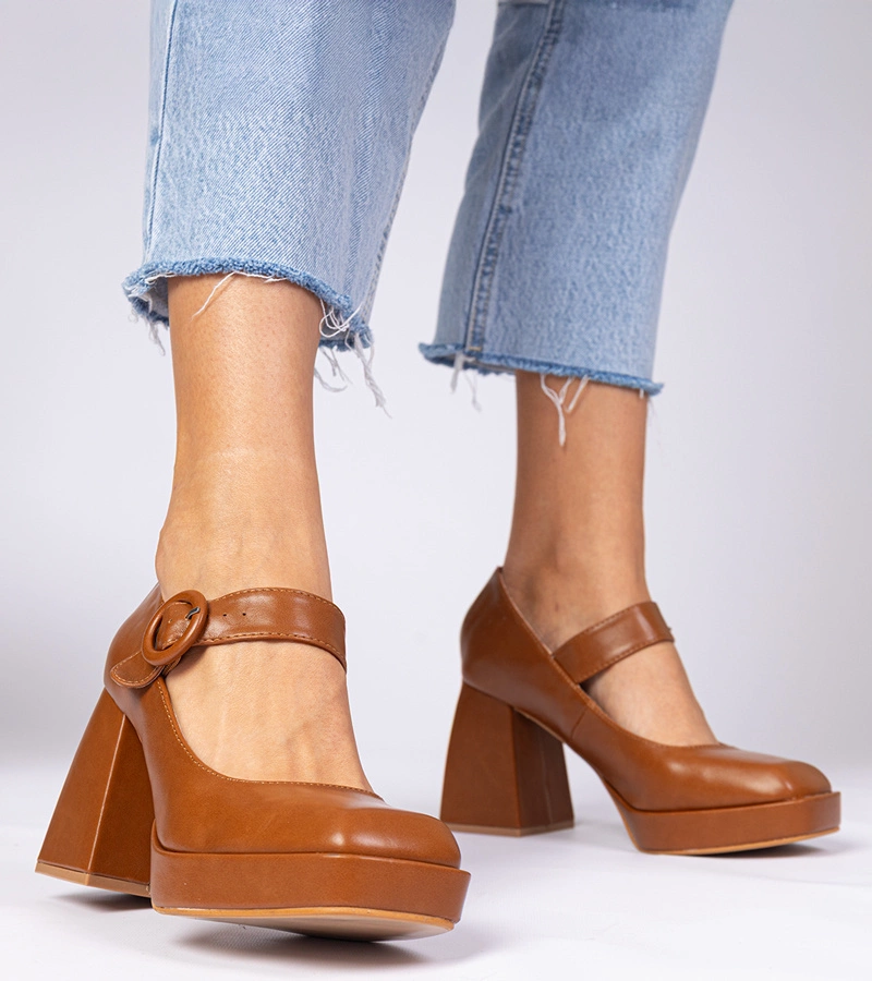 Katherin barna, négyzet alakú orrú, csatos magassarkú