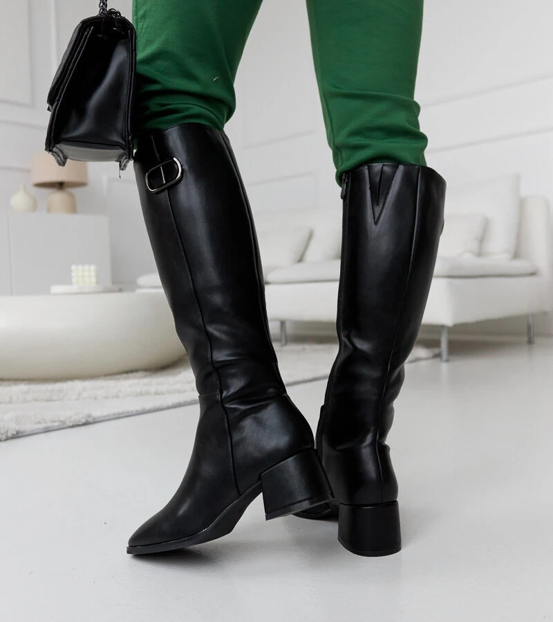 Fekete díszcsattal díszített Sydney csizma