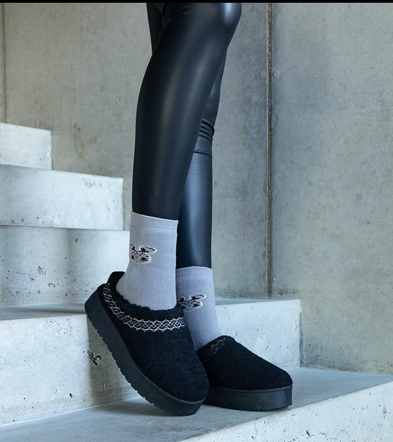 Fekete platformos hócsizmák alacsony szárúak, zöld hímzett mintával.