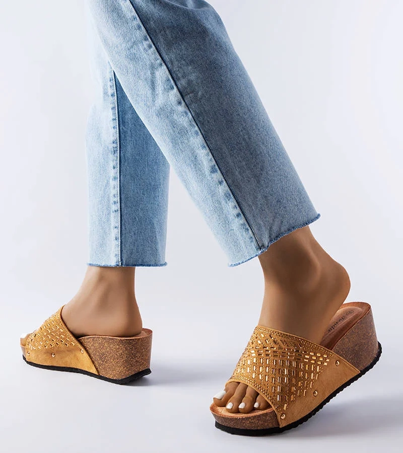 Guymon sötét bézs platformos papucsok