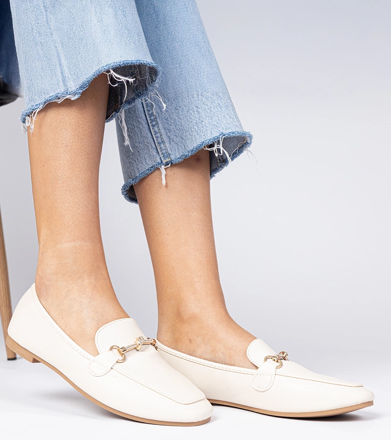 Bézs elegáns mokaszin arany díszítéssel és cirkóniával Kalisa