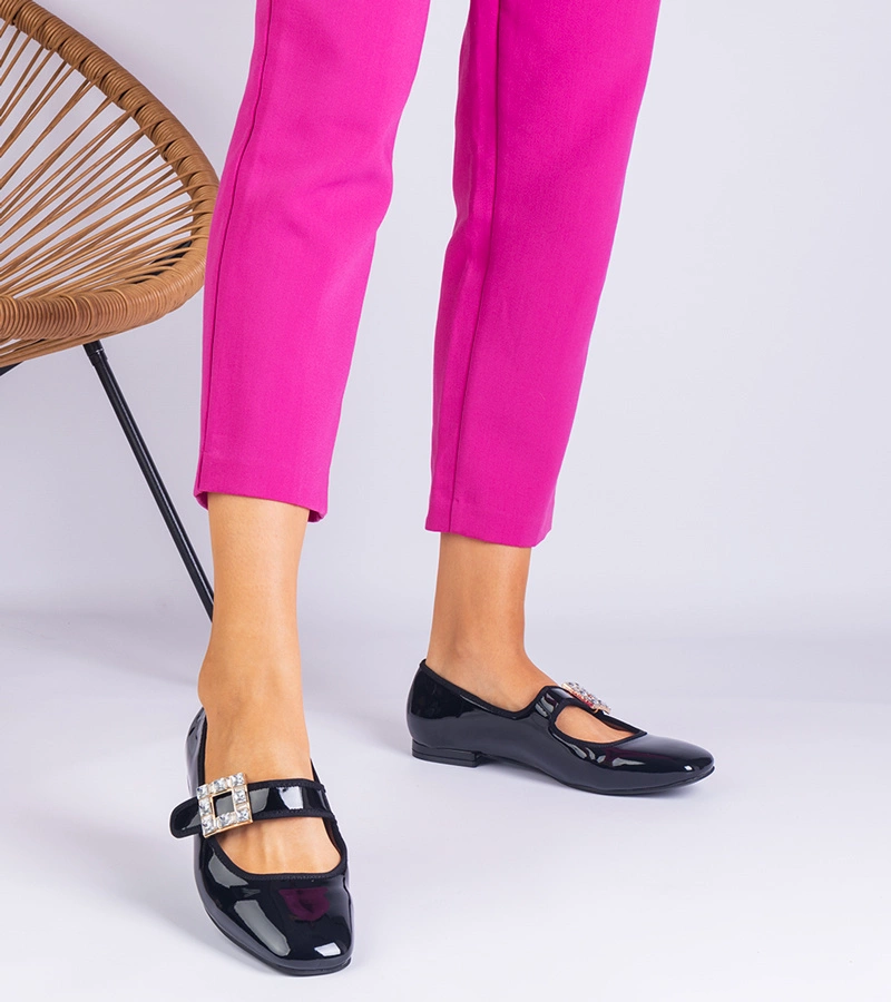 Furseda lakkozott fekete balerinacipők csattal díszítve