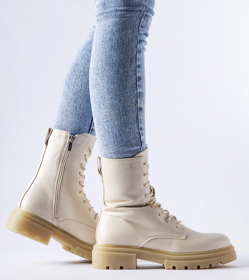 Magas sarkú bézs béléses bakancsok