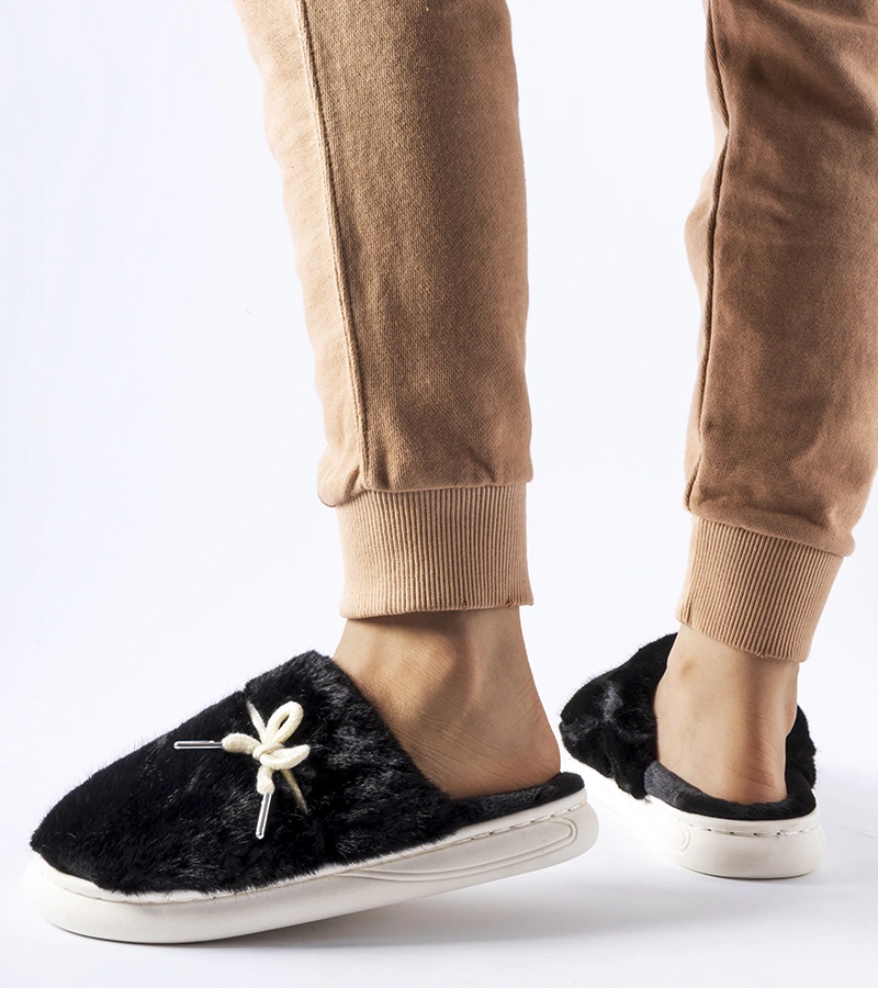 Fekete papucs díszes cipőfűzővel Medoro