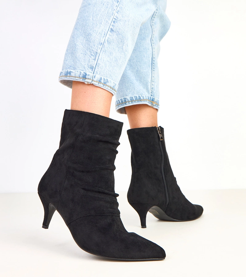 Alacsony sarkú fekete bokacsizma ráncolással Karen