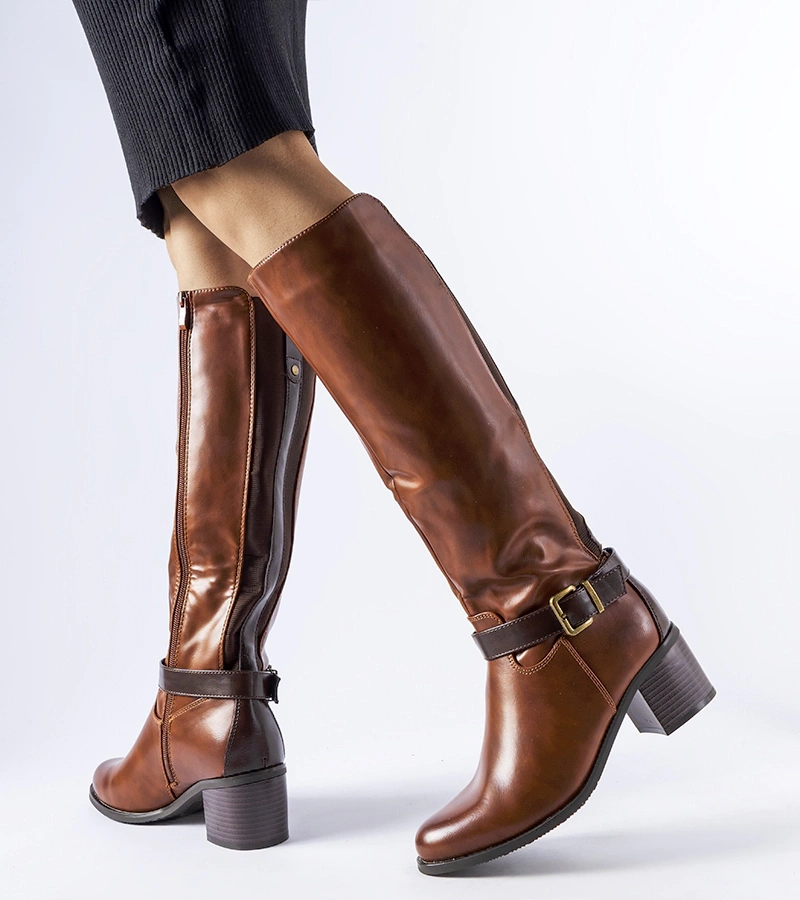 Barna díszcsatokkal díszített bokacsizma Ernest