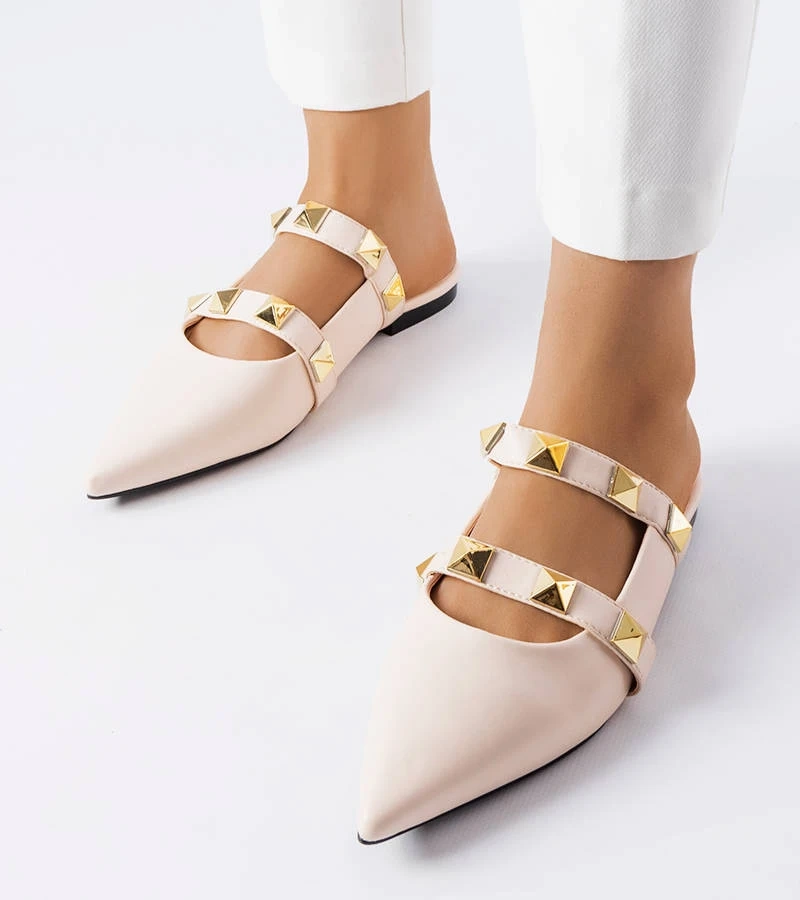 Ruckman sarkantyús orrú bézs papucs