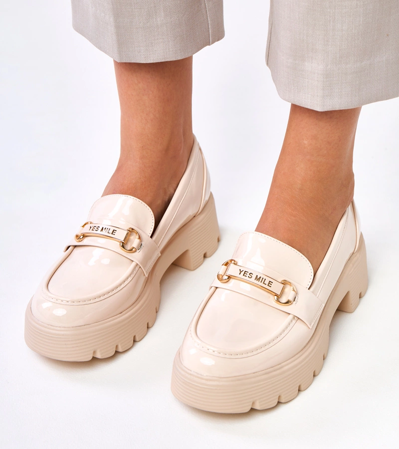 Bézs lakkozott mokaszin Kidane dísszel