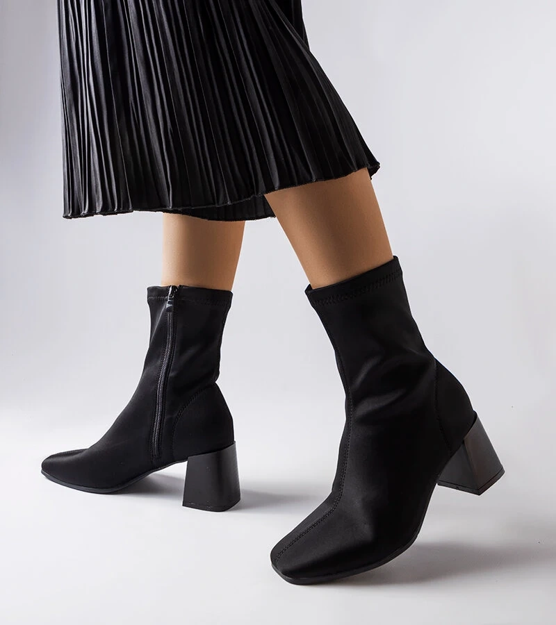 Fekete szatén bokacsizma Laforgen