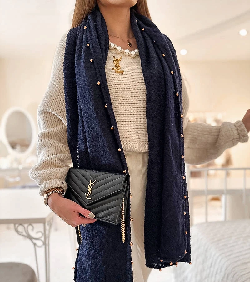 Yvonne arany gyöngyökkel díszített sötétkék sál