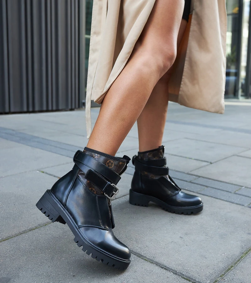 Fekete díszes pántos bokacsizma Domus