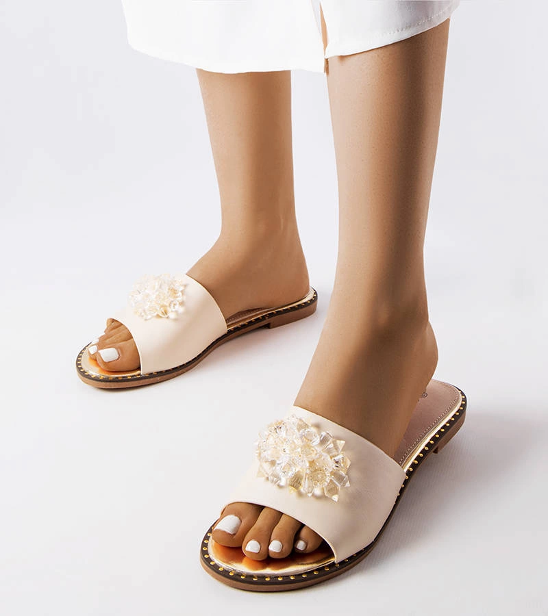 Lowa kristályokkal díszített bézs papucsok