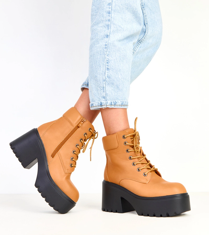 Barna bokacsizma masszív sarokkal és platformmal Janja