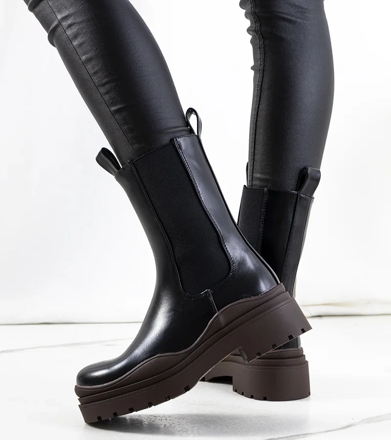 Fekete bokacsizma barna talppal Nester