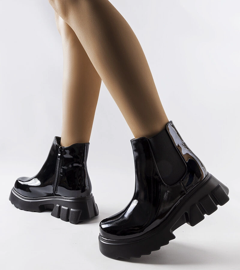 Fekete lakkozott bélelt csizma Delit