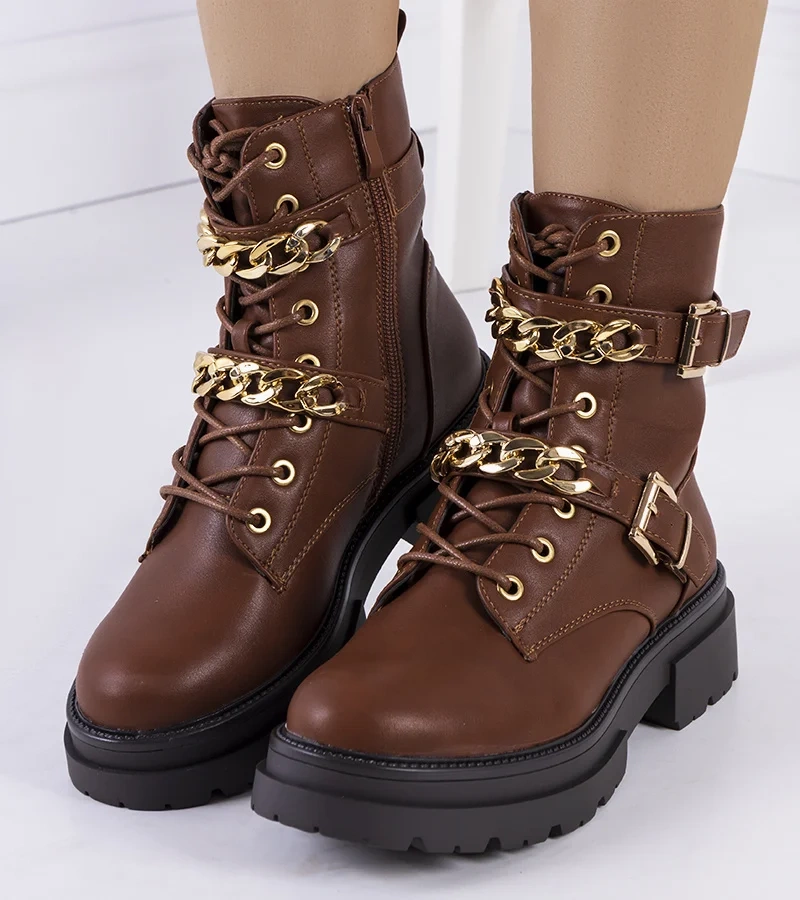 Barna bőrcsizma láncokkal Corinna