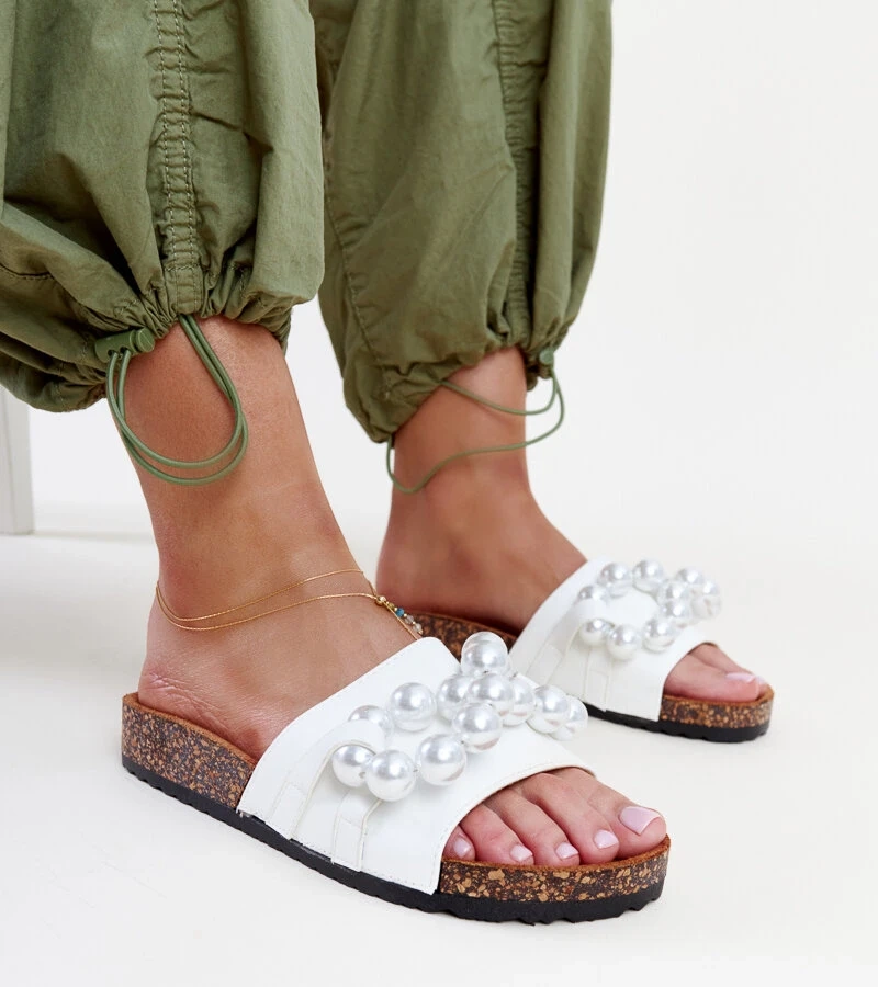 Zlatna korallal díszített fehér papucsok parafa talppal