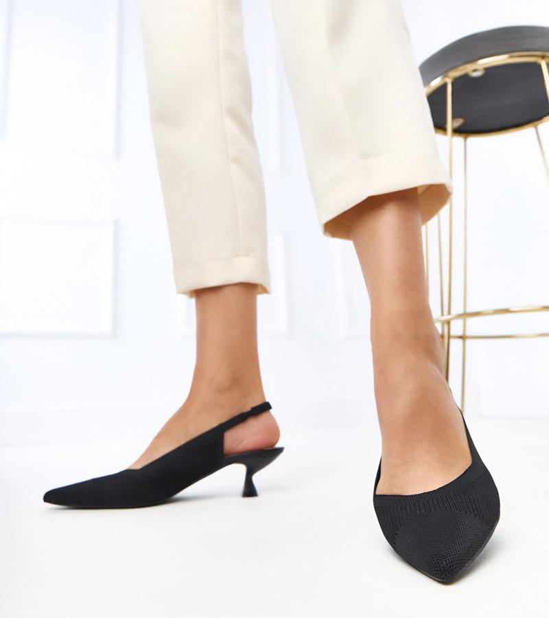 Fekete anyagból készült alacsony sarkú Cassie cipő