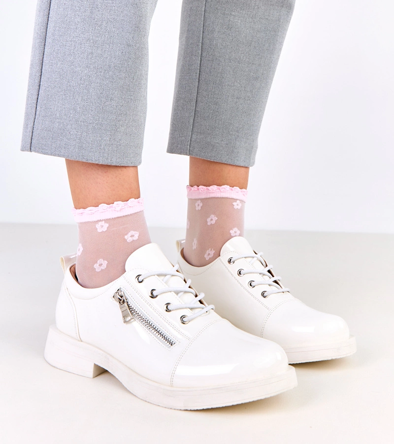 Fehér lakkozott női félcipő Diamante