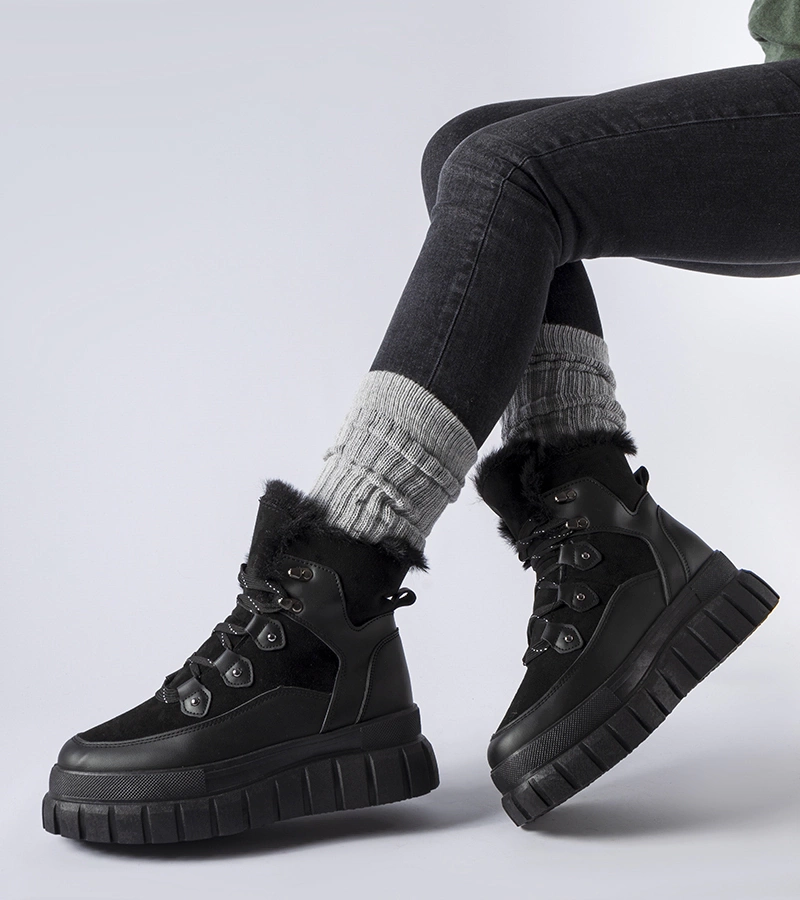 Cervantes fekete bokacsizma vastag talppal