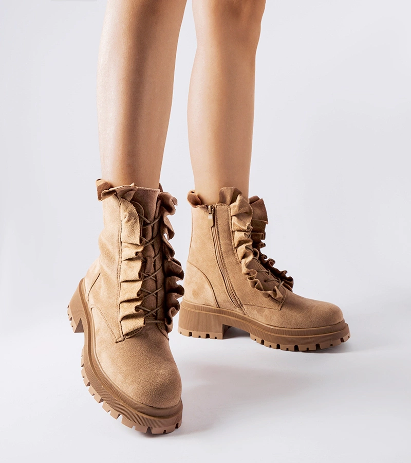 Sterpito bézs bokacsizma fodrokkal öko-szövetből