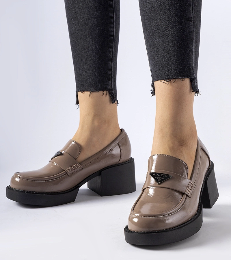 Hobbs barna lakkos cipők talppal.