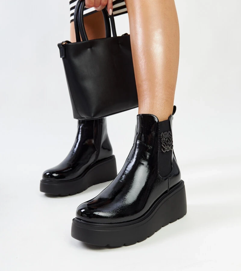 Fekete béléses Sarkisa lakkozott platformos bokacsizma