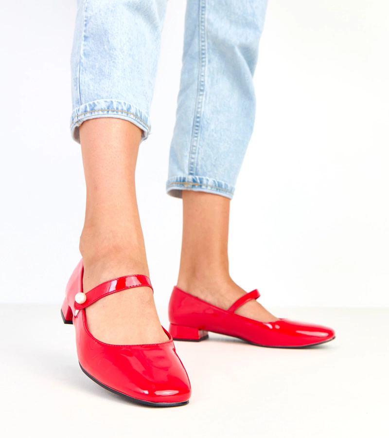 Saga piros lakkozott pántos tűsarkú cipő