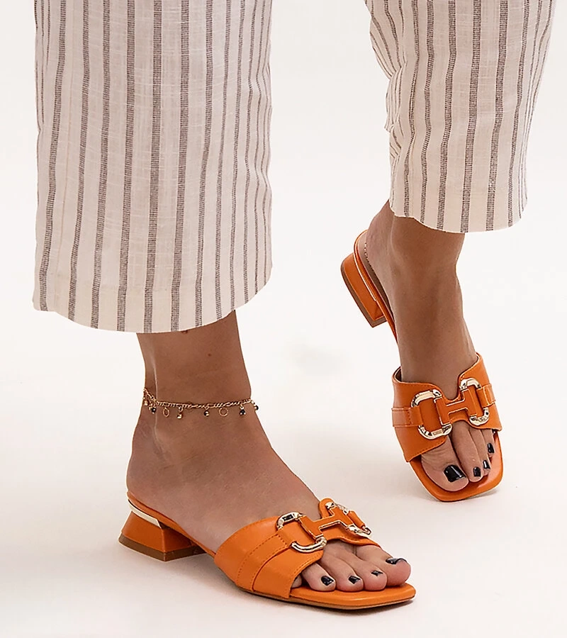 Luara díszes csatokkal ellátott alacsony sarkú papucsok