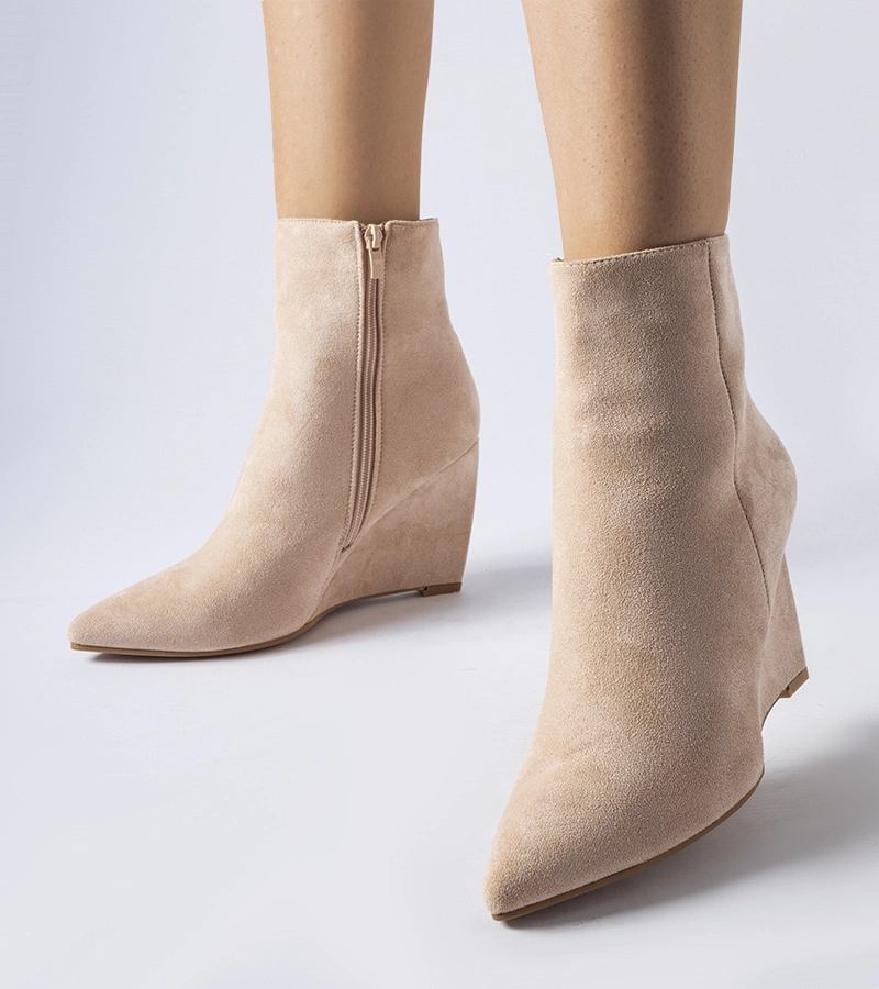 Aprutino bézs hegyes bokacsizma kúpos talppal