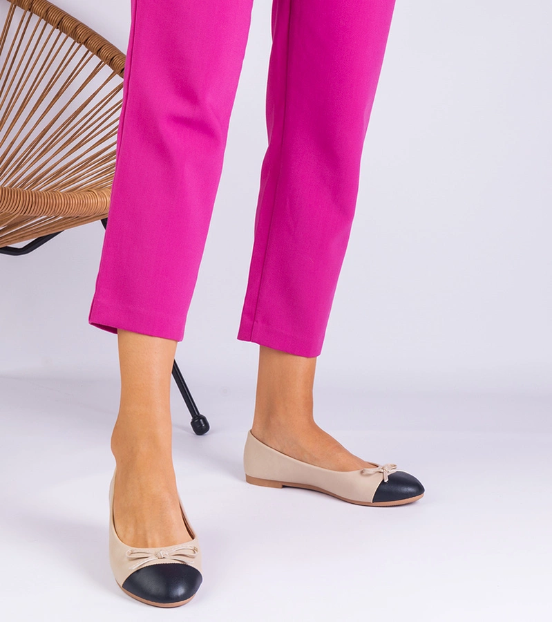 Bézs balerinacipő masnival és fekete orral Pikolo